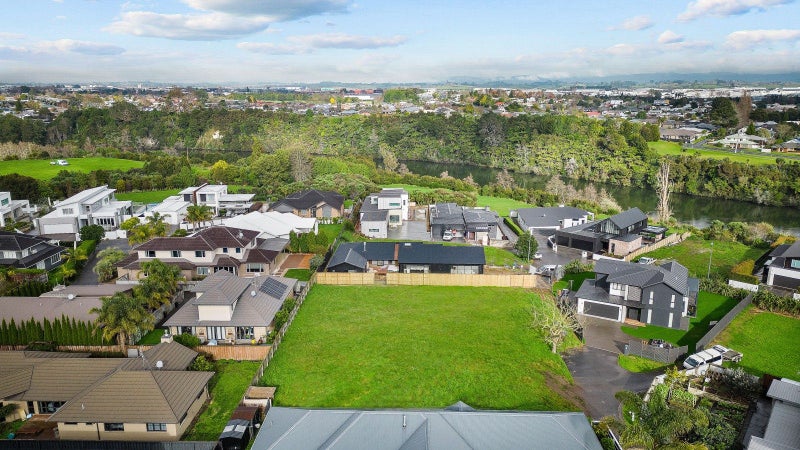 11 Ripple Lane, Flagstaff, Hamilton - Carousel 2