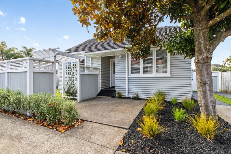 16A Erima Avenue, Point England, Auckland - Carousel 1