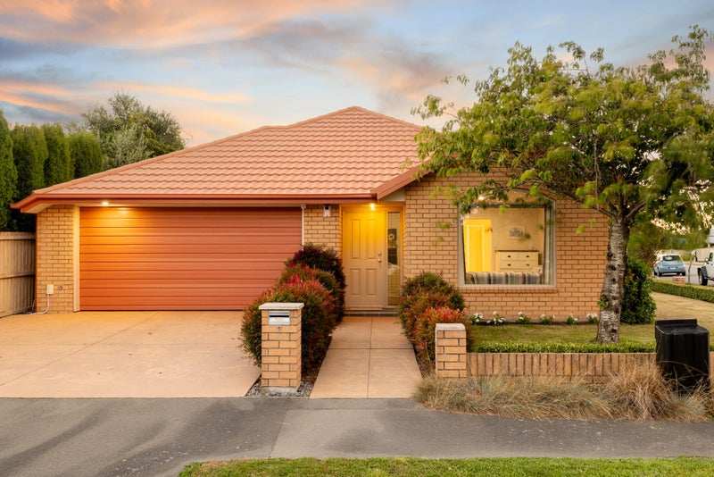 2 Cyclamen Place, Aidanfield, Christchurch - Carousel 1