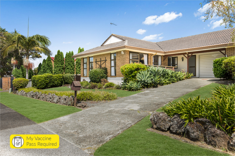 1/1 Cornelian Crescent, Half Moon Bay, Auckland - Carousel 1