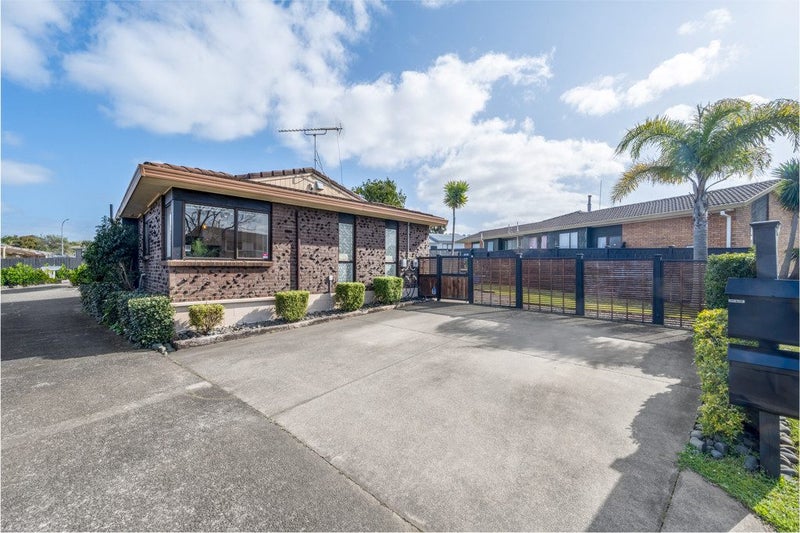 1/13 Parramatta Place, Botany Downs, Auckland - Carousel 1