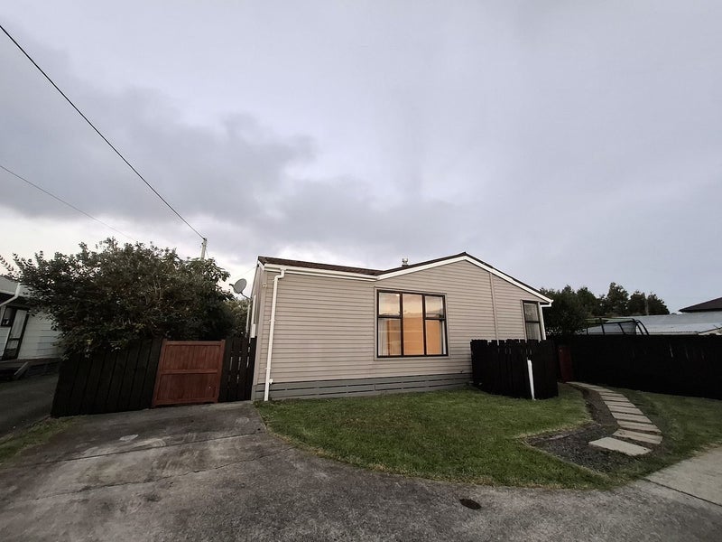 22A Kirrie Avenue, Te Atatu South, Auckland - Carousel 1