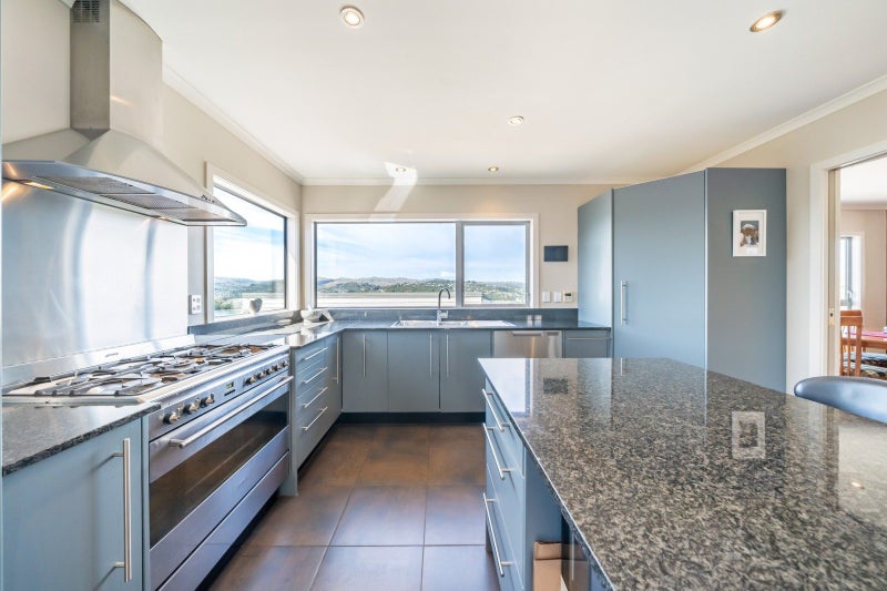 14 Bodmin Terrace, Camborne, Porirua - Carousel 2