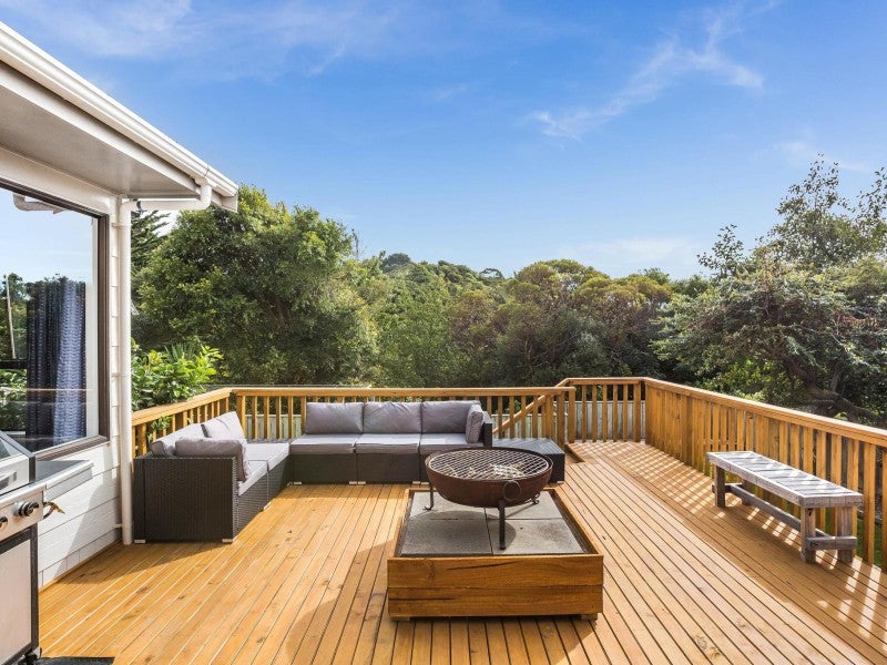 11 Picketboat Lane, Whitby, Porirua - Carousel 1