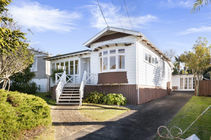 50 Woodside Avenue, Northcote, Auckland - Carousel 1