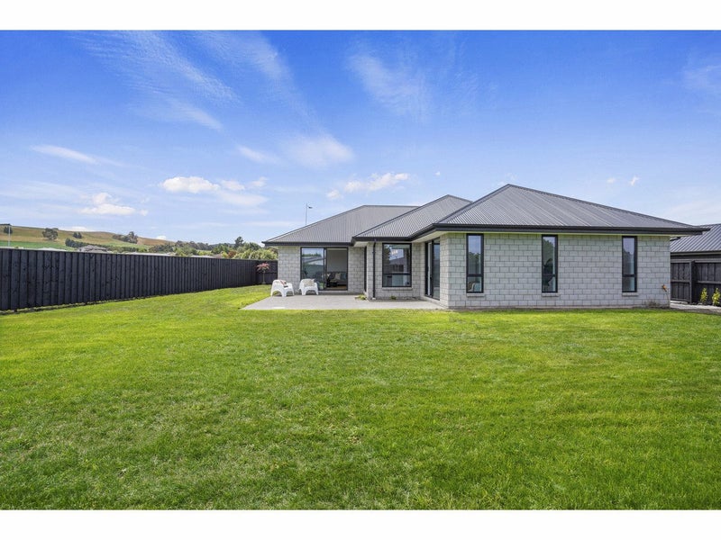 16 Foster Place, Amberley, Amberley - Carousel 1