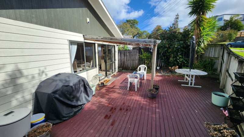 1 Faram Place, Massey, Auckland - Carousel 14