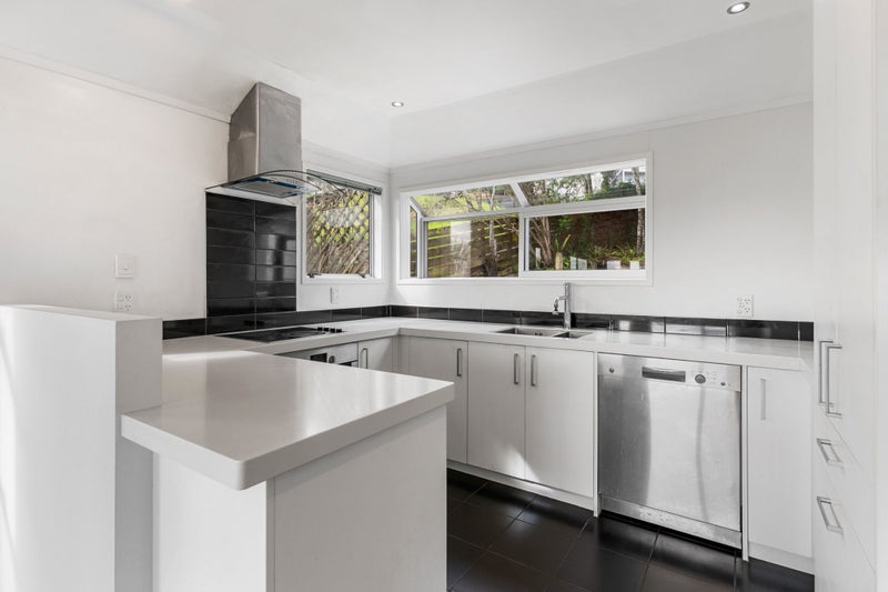 10 Dianthus Place, Browns Bay, Auckland - Carousel 2