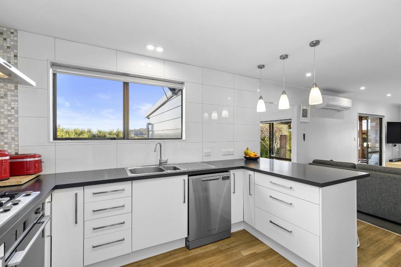 5 Waipounamu Drive, Kelson, Lower Hutt - Carousel 2