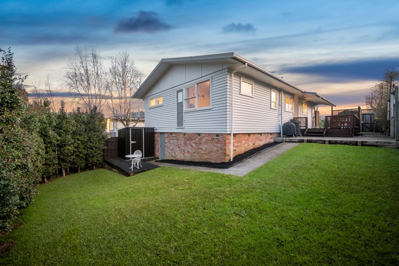 5 Tauhara Street, Green Bay, Auckland - Carousel 1