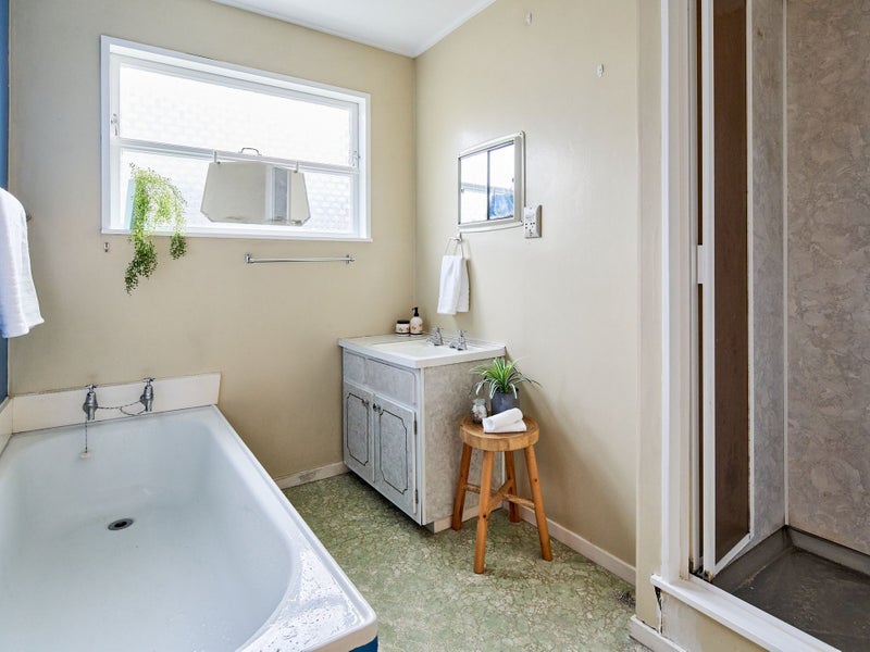 27A Brussels Street, Miramar, Wellington - Carousel 13