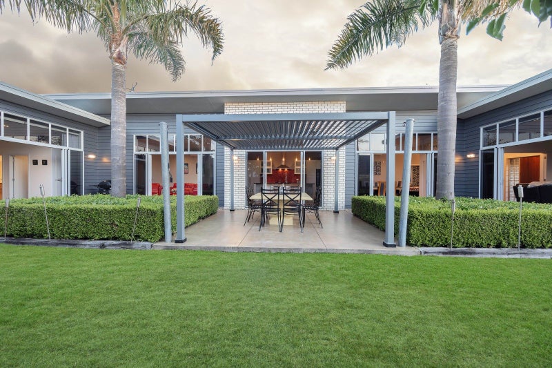 5 Featherstone Drive, Flagstaff, Hamilton - Carousel 1