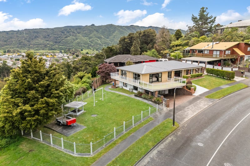 7 King Charles Drive, Kingsley Heights, Upper Hutt - Carousel 2