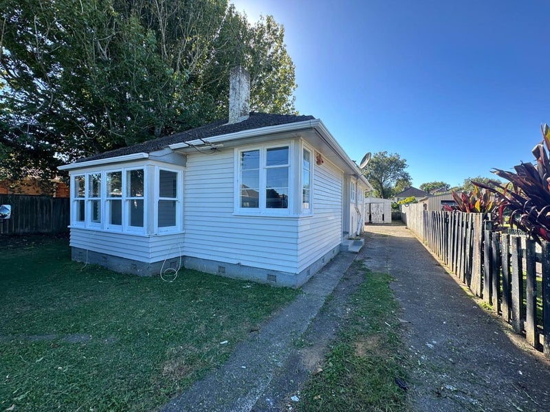 34 Ropata Avenue, Point England, Auckland - Carousel 1