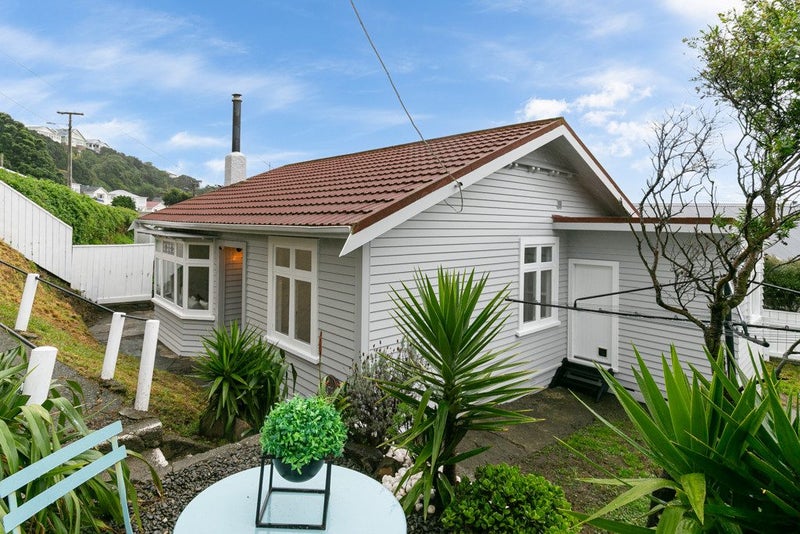 47 Queens Drive, Lyall Bay, Wellington - Carousel 1