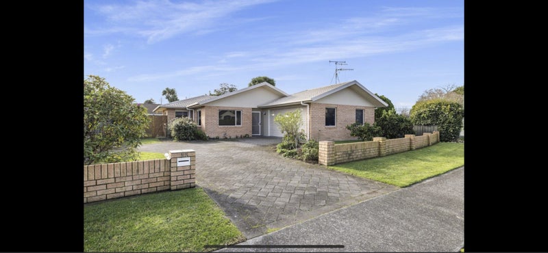 102 Pembroke Road West, Pembroke, Stratford - Carousel 1