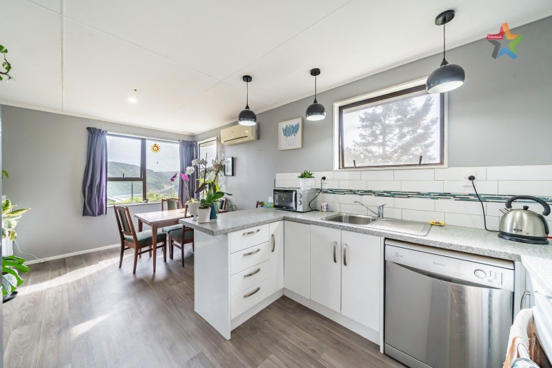 10 Whitechapel Grove, Stokes Valley, Lower Hutt - Carousel 2