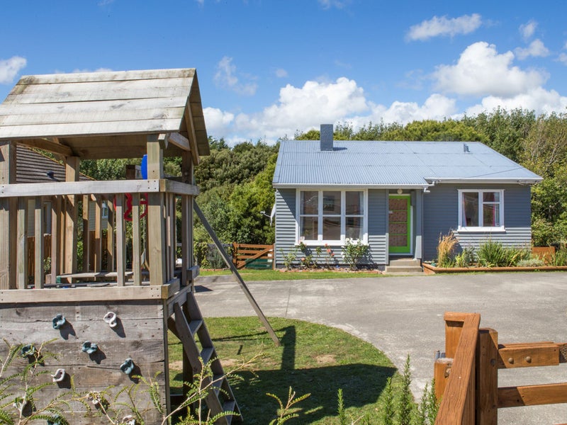 165 Castor Crescent, Cannons Creek, Porirua - Carousel 1