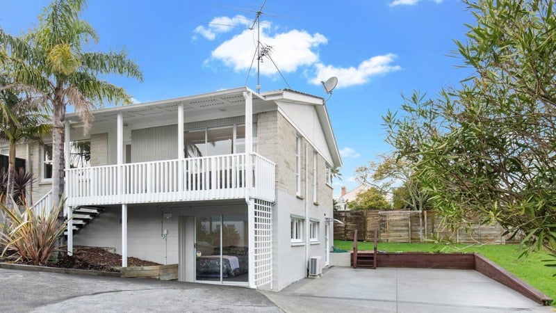 2/2 Pine Terrace, Howick, Auckland - Carousel 1