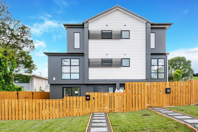 40A Royal View Road, Te Atatu South, Auckland - Carousel 1