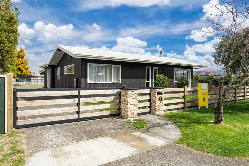9 Charles Crescent, Rainbow Point, Taupo - Carousel 1