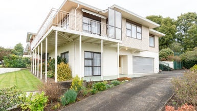 51 Resthill Crescent, Glenview, Hamilton - Carousel 1