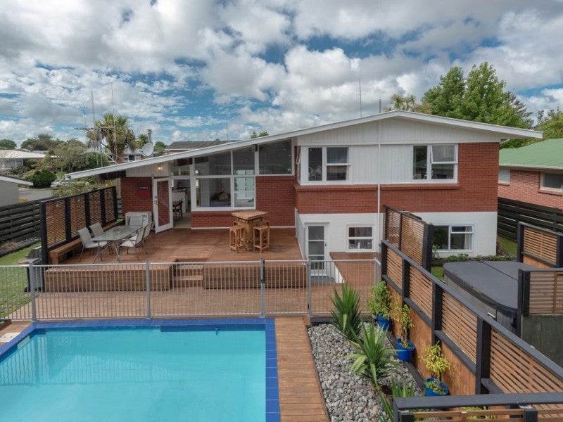 3 Aotea Place, Chedworth, Hamilton - Carousel 1