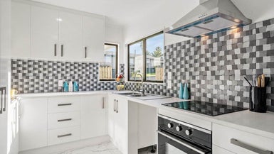 47 Garton Drive, Massey, Auckland - Carousel 1