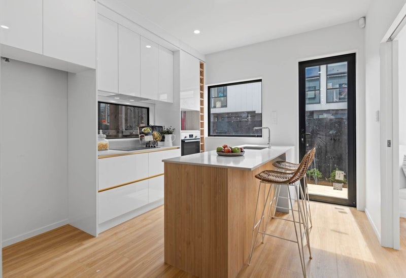 10 Bagnall Avenue, Point England, Auckland - Carousel 2