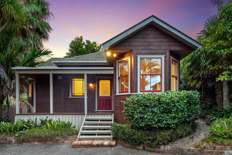 2/16 Hastings Parade, Devonport, Auckland - Carousel 1