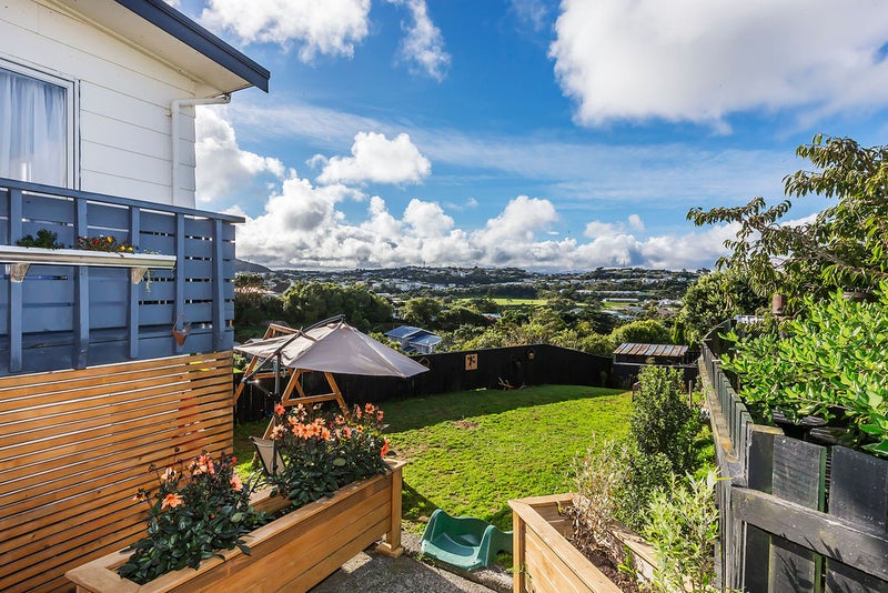 32 Bellringer Crescent, Newlands, Wellington - Carousel 1