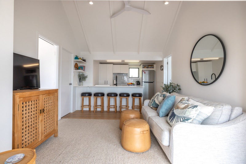 E/4 Bay Road, Waiheke Island, Auckland - Carousel 1