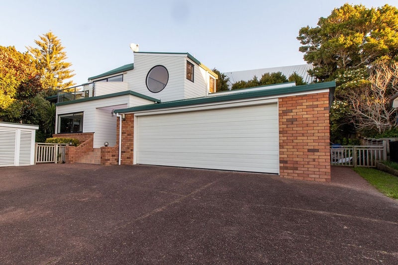 11 Gray Crescent, Torbay, Auckland - Carousel 1