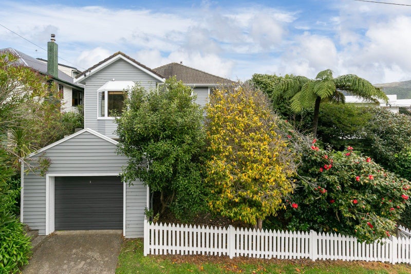 28 Raroa Terrace, Tawa, Wellington - Carousel 1