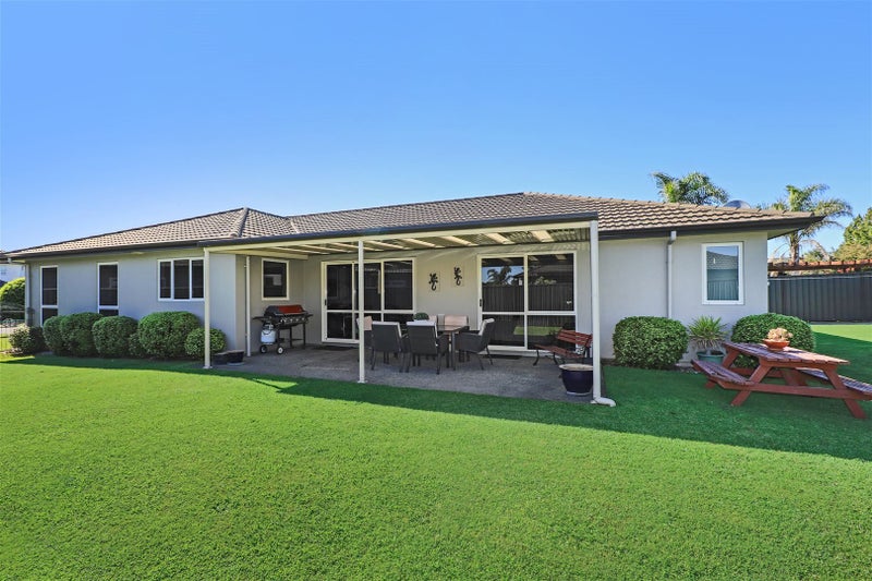 18 Lowry Place, Frimley, Hastings - Carousel 1