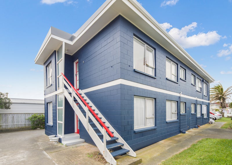 4/218 Onepu Road, Lyall Bay, Wellington - Carousel 1