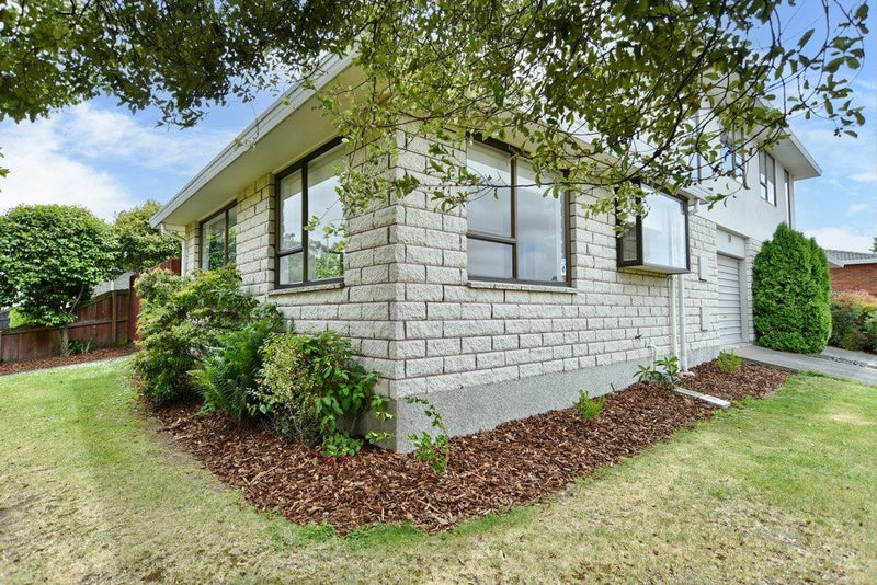 18 Chipping Lane, Redwood, Christchurch - Carousel 1