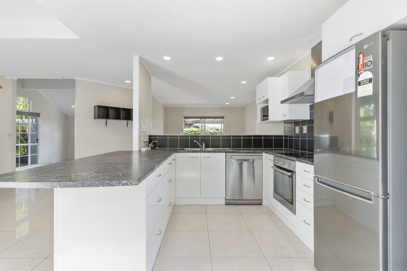 14 Robina Court, Burswood, Auckland - Carousel 2