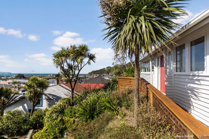 124 Queens Drive, Lyall Bay, Wellington - Carousel 1