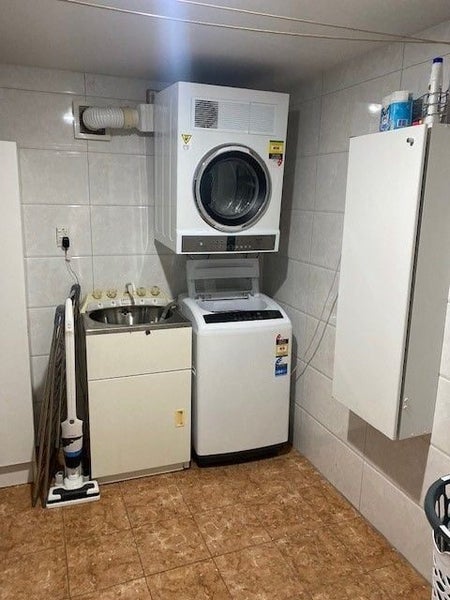 13 Hueglow Rise, West Harbour, Auckland - Carousel 13