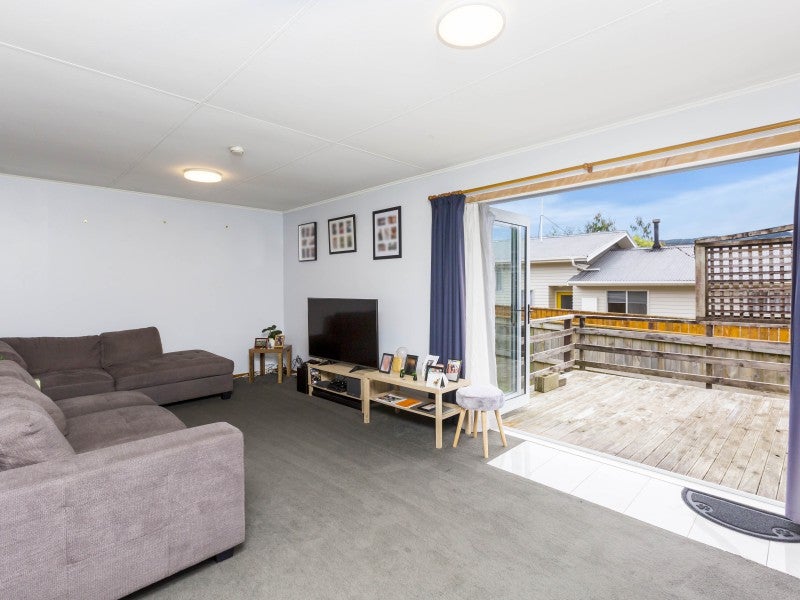 28 Vista Crescent, Maoribank, Upper Hutt - Carousel 1