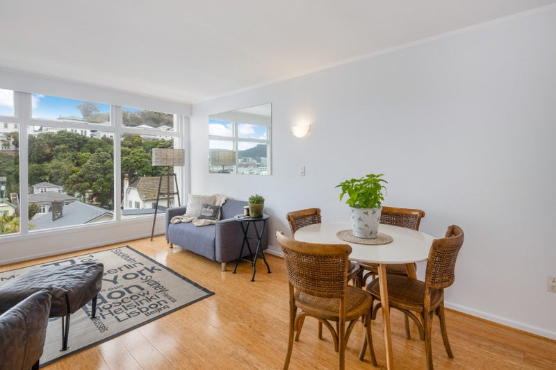 22/4 Claremont Grove, Mount Victoria, Wellington - Carousel 1