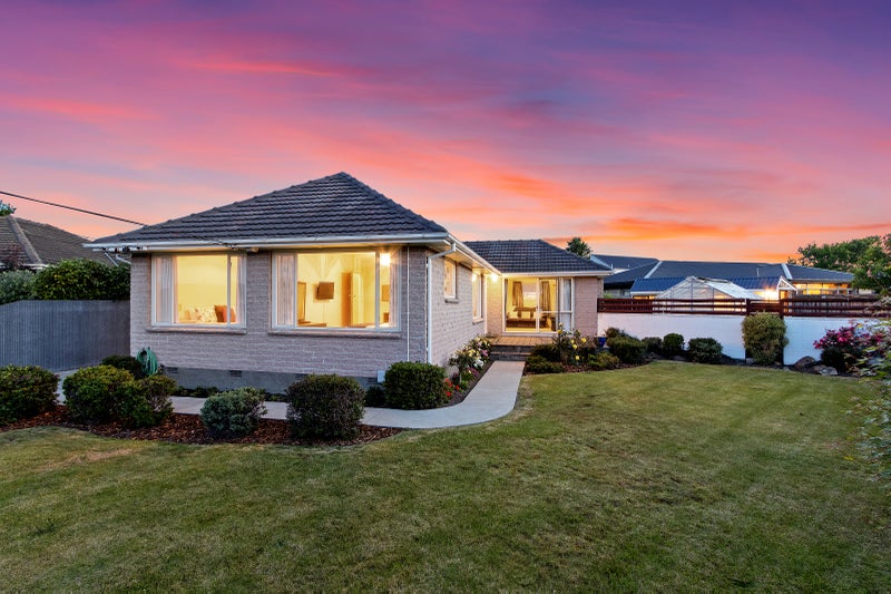 16 Wimborne Crescent, Aranui, Christchurch - Carousel 1