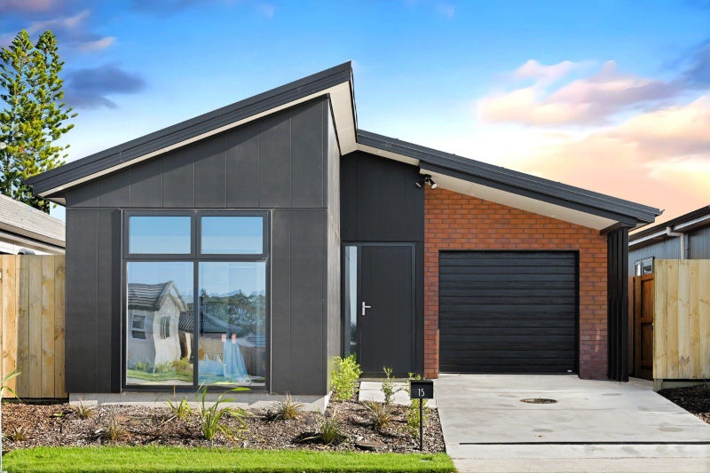 15 Waruhia Crescent, Rototuna North, Hamilton - Carousel 1