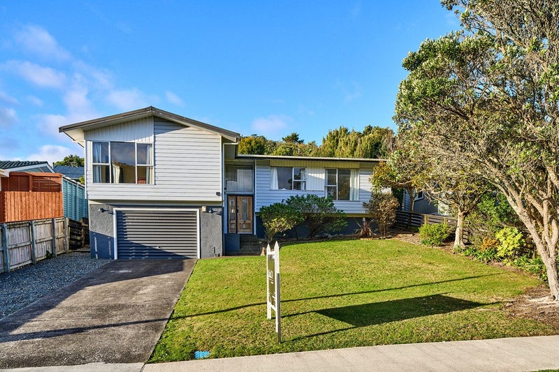 3 Ayton Drive, Whitby, Porirua - Carousel 1