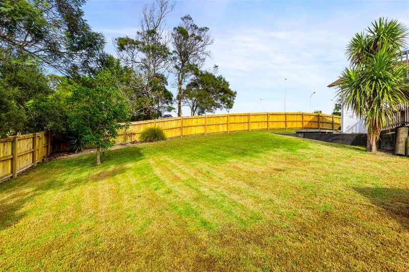 18 Landsdale Place, Massey, Auckland - Carousel 2