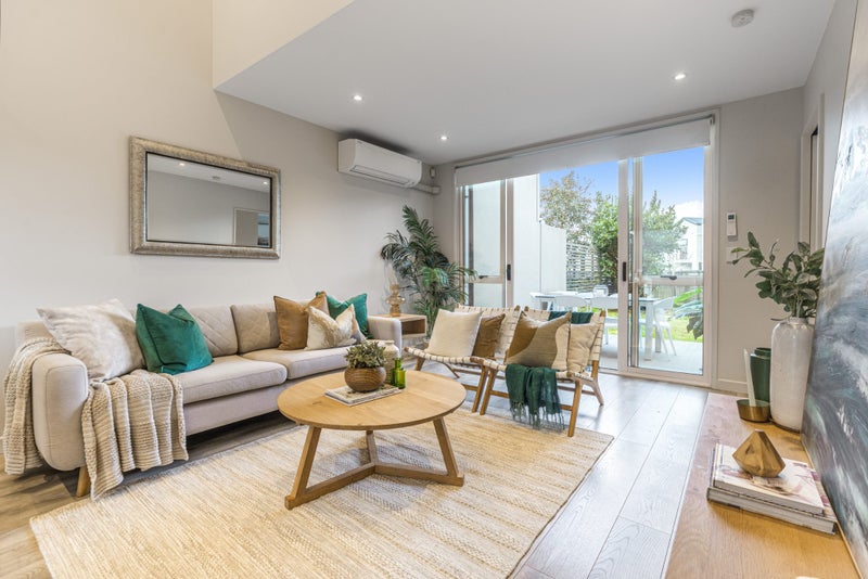 1 Mikoikoi Terrace, Mangere Bridge, Auckland - Carousel 2