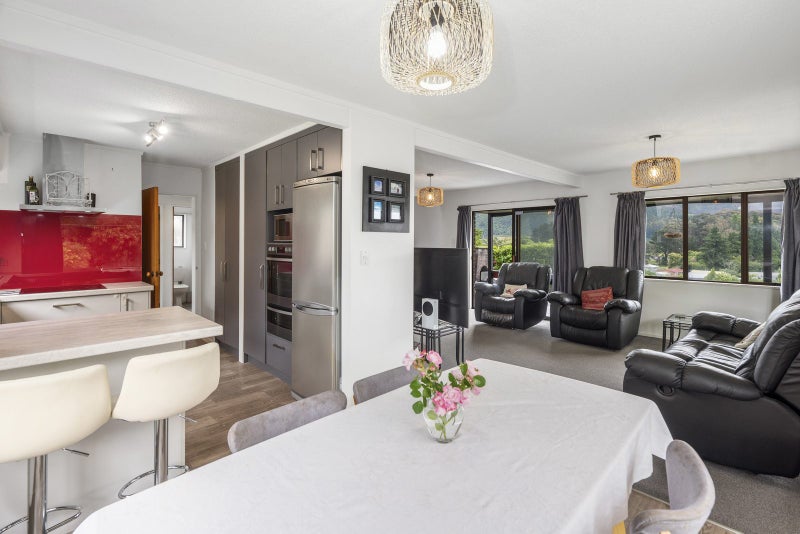 7 Rika Place, Kawaha Point, Rotorua - Carousel 2