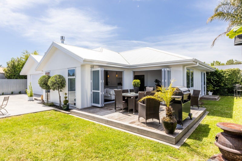 1417 Woodstock Avenue, Mayfair, Hastings - Carousel 1