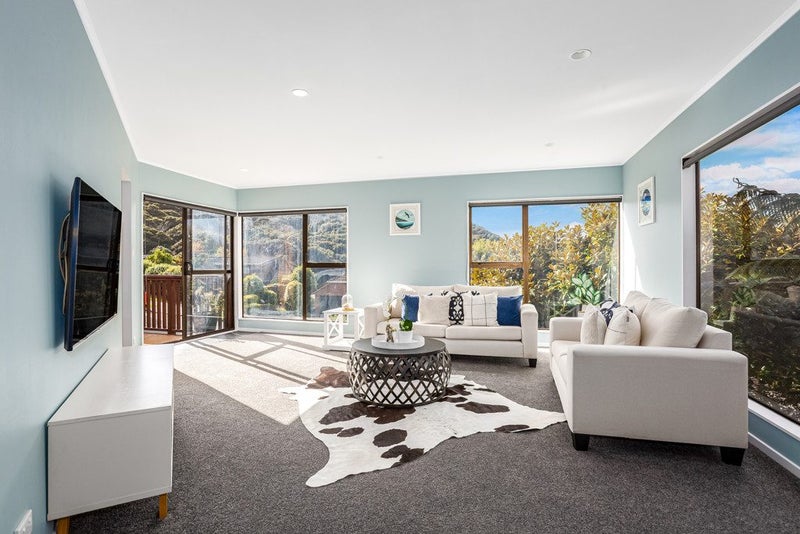 6 Shackle Lane, Whitby, Porirua - Carousel 1